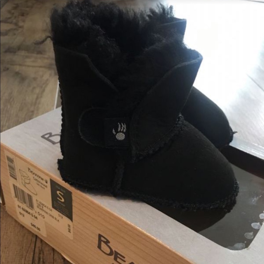 BearPaw Infant Black Booties Size S 0-6 months